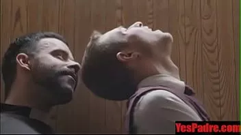 Reproducir Confesionario con un cura caliente peludo duro- yespadre.com