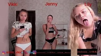 Играть Три горячие девушки дрочат на кровати. мисс Вики
