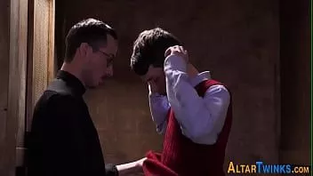 Jouer Ass putain de alter garçon broie sur prêtre