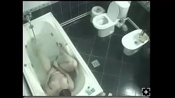 play Interclimax voyeurhouse yang asli pertama - gadis masturbasi di kamar mandi