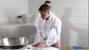 Reproduzir O padre dominador fode o cuzinho