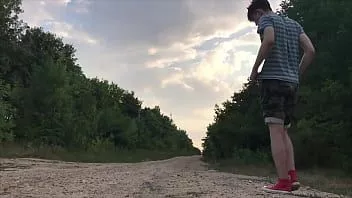 Afspelen Tiener trekt zich af op een stoffige weg