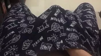 再生 かわいいティーンがパジャマ姿でオナニー