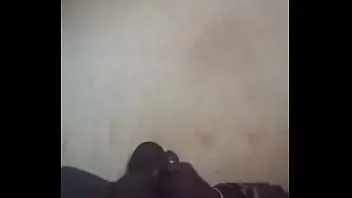 Afspelen Tiener Afrikaanse ebony jongen pronkt met zijn monsterlul en klaarkomen