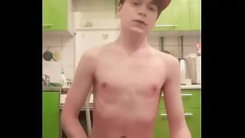 Riproduci Ragazzo magro adolescente femboy cavalca un dildo, geme, si masturba dal cazzo e dal culo in webcam e si porta all'orgasmo