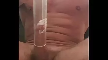 Abspielen Teenie-Typ melkt 7 Mal mit dem Staubsauger das Sperma aus seinem Schwanz
