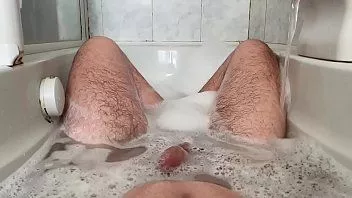 play 24 ans dans la baignoire jouant avec ses pieds et sa bite