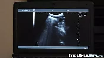 Odtwórz Idealne ruchanie bez zabezpieczenia dla drobnej nastolatki z bąbelkami