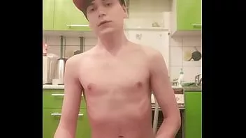 Abspielen Skinny Teen Boy, Femboy masturbiert und saugt, reitet einen Dildo, spritzt reichlich ab