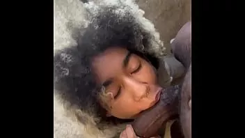 play Amigos heterossexuais fodem comigo enquanto ela dorme