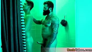 Riproduci Il ragazzo arrapato non può resistere al mio culo da adolescente, quindi gli ho detto che se non ne parlerà con nessuno, allora ok