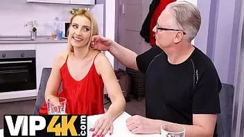 play Blond nimfa bertemu bfs tua dan merayunya di tengah malam