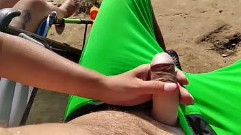 Odtwórz Ryzykowna ręczna robota na zewnątrz od nastoletniej przyrodniej siostry na publicznej plaży. prawie złapany przez policję