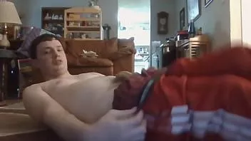 Oynat Kırmızı adidas pantolon ve kırmızı boxer kısa çıplak beyaz gömleksiz çocuk
