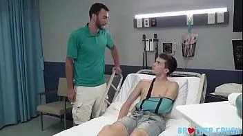 Redare Fratele fierbinte (brian adams) se găsește și își face bareback pe fratele său vitreg (alex meyer) în spital - frate crush