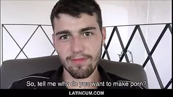 Riproduci Stallone latino amatoriale pagato in contanti per scopare il regista e il suo amico etero sposato pov