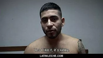 Riproduci Ragazzo vizioso e muscoloso (licho) desideroso di divertirsi un po' ma ha bisogno di un po' di soldi per il servizio - latino leche