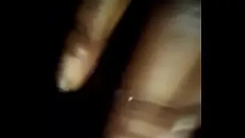 Afspelen Angel masturbeert 's nachts als iedereen naar bed is