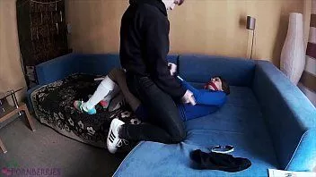 Riproduci L'intruso mascherato si è intrufolato nell'appartamento del ragazzo e sessualmente a. lui