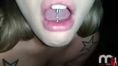 Afspelen Vreemde tienerblonde geeft pijpbeurt in het openbaar en krijgt cumshot op poesje