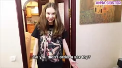 Riproduci Sexy Teen Anna Sorprese con Big Dick Toy Play in POV