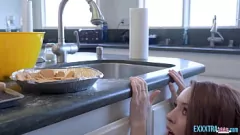 تشغيل صغير في سن المراهقة مادي كولينز يصعب مع مايكل سويز