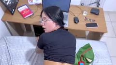 تشغيل Curvy Latina Gamer Chick يحصل على الديك في كسها الرطب أثناء لعب لعبة المواعدة