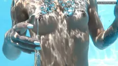 Riproduci Pornostar ungherese Zazie Skymm Nudo Swim & Underwater Fuck