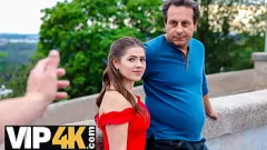 Reproduzir A adolescente curvilínea Serina Gomez vira o jogo contra um transeunte que oferece dinheiro em um encontro quente em 4K