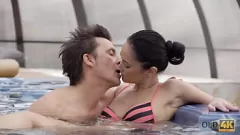 Riproduci Un pompino sensuale e selvaggio da parte di una giovane mora che termina con una sborrata facciale da parte del suo vecchio marito