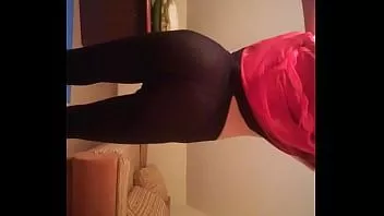 Afspelen Tiener in vrouwenkostuum doet een striptease