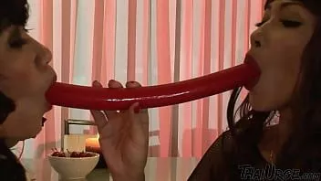 تشغيل سحاقيات الآسيويات من بانكوك في أول فيديو خاص بهم